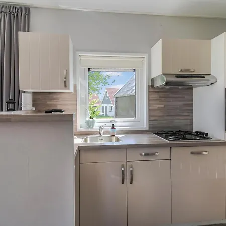 3 Bedroom Beautiful In Vakantiehuis Den Oever