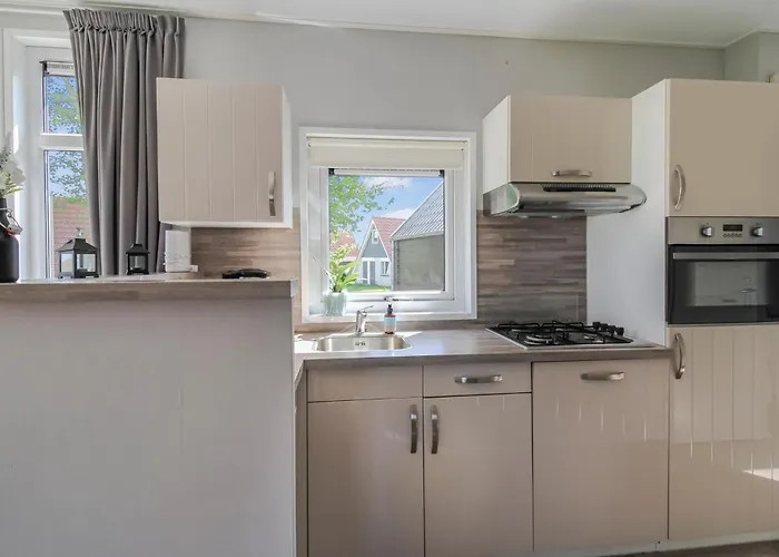 3 Bedroom Beautiful In Holiday home Den Oever